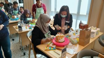 First Media Ajak Pelanggan Semarang Mendekorasi Kue