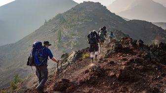 Sejak 1930, 10 Benda Berharga Ini Wajib Dibawa Pendaki Gunung, Jangan cuma Pamer Outfit Ya!