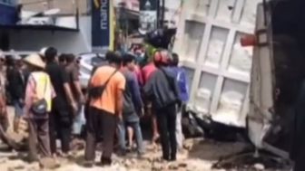 BREAKING NEWS Kecelakaan Maut Ngaliyan Truk Dump Muatan Tanah Timpa Minibus dan Motor, 2 Korban Meninggal