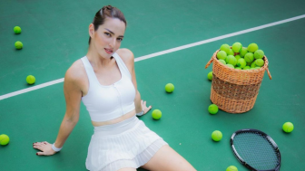 Potret Nia Ramadhani Pakai Outfit Tenis Serba Putih, Warganet Fokus ke Urat Transparan, Mudahkan...