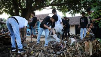 Ganjaran Buruh Berjuang Ajak Warga Bersih-Bersih Lingkungan di Tegal