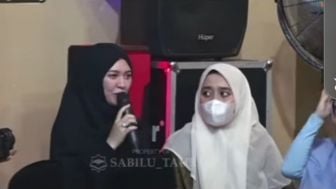 Pangling! Happy Asmara Berhijab, Nyanyi Sumpek Ngaji Bareng Gus Iqdam: Asmara Hancur Sholawat Meluncur