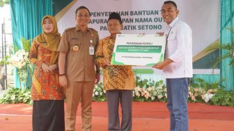 Pegadaian Salurkan Bantuan Gapura dan Papan Nama Outlet Pasar Grosir Setono Kota Pekalongan