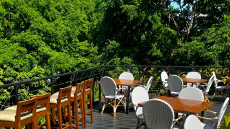 Pool Deck Space Hotel Oak Tree Emerald Semarang, Tempat Breakfast dan Afternoon Tea dengan View Pemandangan Alam