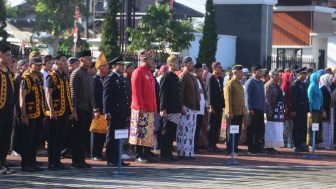 Lestarikan Budaya Indonesia, Imigrasi Semarang Meriahkan HUT RI dengan Busana Adat Nasional