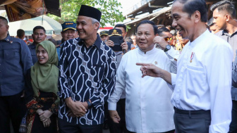 Jokowi Tunjuk Ganjar di Depan Prabowo, Warga Bersorak 'Presiden'