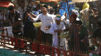 Ganjar Bagi 6,6 Ton Kue Apem dalam Tradisi Sebar Apem Yaa Qowiyyu