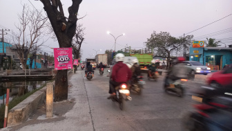 Ratusan Flyer Operator Seluler Dipaku di Pohon Pantura Semarang-Demak, Satpol PP Diminta Tertibkan