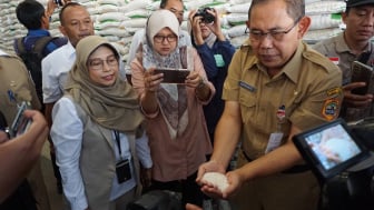 BULOG Mulai Gelontor Bantuan Pangan Beras