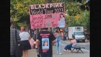 Bak Bendera SLANK di Setiap Konser di Indonesia, Ini Spanduk BLACKPINK di Konser TWICE Tuai Kontroversi di Perancis