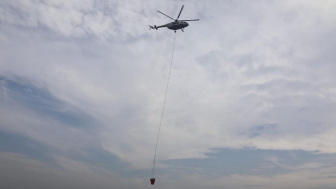 Helikopter Water Bombing Datang Padamkan Kebakaran TPA Jatibarang
