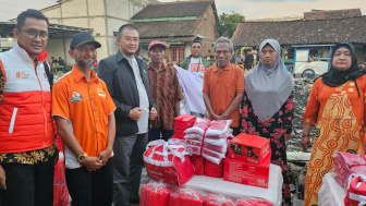 Gercep Sambangi Korban Kebakaran, Wisnu Wijaya Serahkan Bantuan di Genuk Semarang