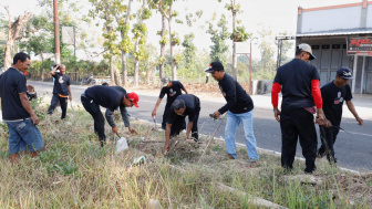 Sukarelawan Petani Tebu Bersatu (Petebu) Karanganyar Dukung Ganjar Gotong Royong Bersih-bersihLingkungan