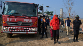 Cerita Mbak Ita Melihat Perjuangan Petugas Damkar Padamkan Api TPA Jatibarang: 24 Jam Non Stop Siang Malam