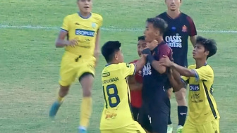 Aksi Tak Terpuji Pemain Gresik United Jefri Kurniawan Cekik Fikron Afriyanto Persijap Jepara Hanya Diganjar Wasit Kartu Kuning