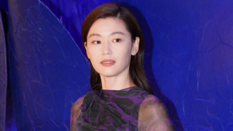 Jeon Ji Hyun Mencuri Sorotan Dunia dalam Gaun Ungu Memukau di Hong Kong!