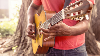 Chord Gitar Taman Jurug - Denny Caknan, Lirik Lagu "Cahyaning Bulan Nrajang Pucuk ing Cemoro"