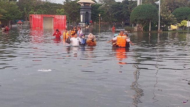 UPDATE Banjir Rob Semarang, Walikota Hendrar Prihadi Upayakan Tanggul Darurat