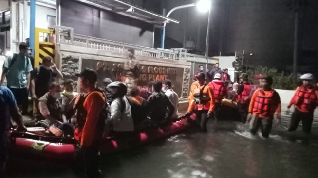 298 Orang Terjebak Banjir Rob di Kota Semarang, Tim SAR Gabungan Bergerak