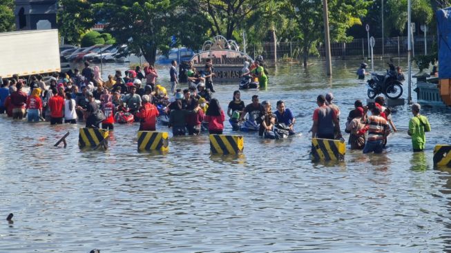 Update Banjir Rob Tanggul Jebol Semarang, Aktivitas Pekerja di Kawasan Pelabuhan Tanjung Emas Mulai Berangkat Namun Pulang Lagi