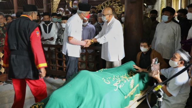 Ganjar Pranowo Hadiri Sholat Jenazah Buya Syafii Maarif di Masjid Gedhe Kauman Yogyakarta