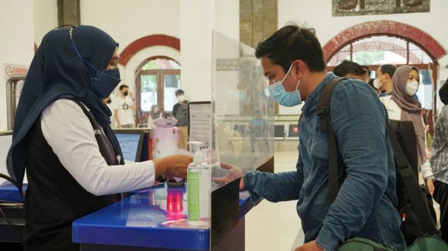 Penumpang Kereta Api Per 17 Juli 2022 Belum Booster Wajib Tunjukan Tes PCR dan Antigen