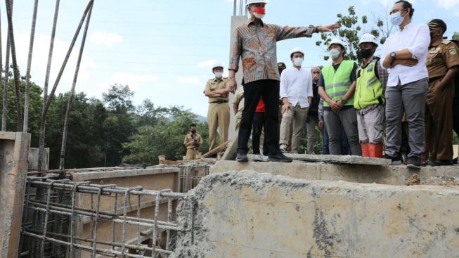 Ganjar ke Kontraktor SMKN Lumbir Banyumas, Jangan Ulangi Saya Tendang Tembok Palsu di SMAN Tawangmangu