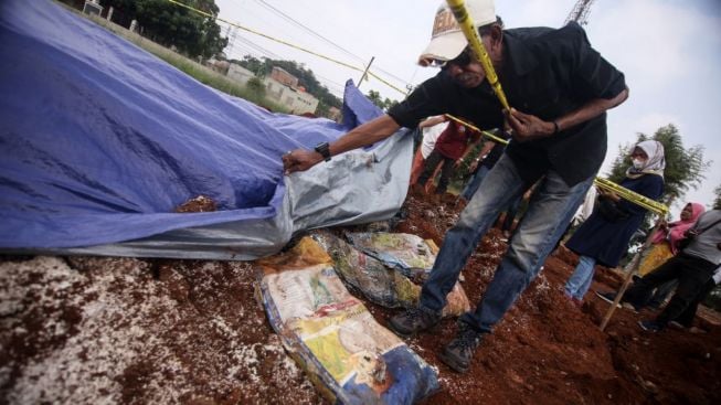 Bergerak! Satgas Pangan Polri Buka Fakta-fakta Baru Kuburan Beras Bansos Jokowi di Lahan JNE Depok