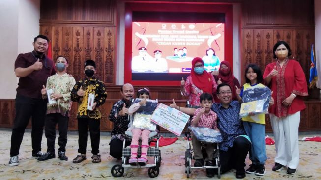 Hari Anak Nasional Alfamart Salurkan Bantuan 50 Paket Sekolah di Kota Semarang Hasil Donasi Konsumen