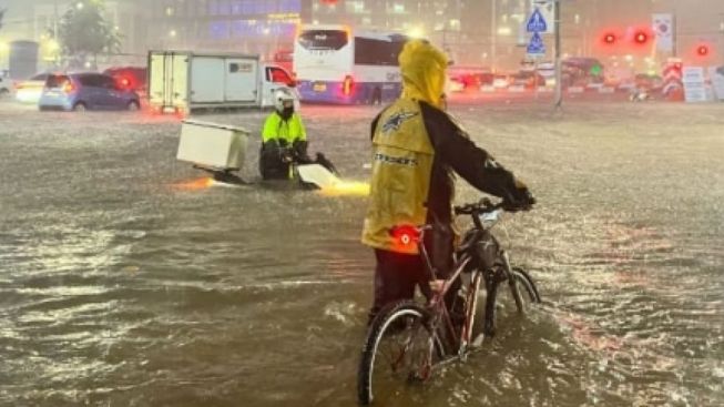 Seoul Tenggelam oleh Banjir, Netizen Salahkan Park Min Young dan Song Kang