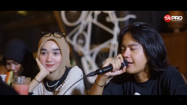 Chord Gitar dan Lirik Lagu Dermaga Biru Trending YouTube Cover Dari Maulana Ardiansyah Mudah Dimainkan