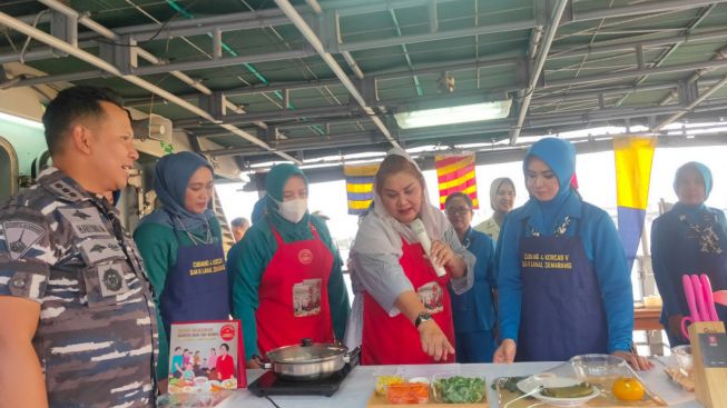 Duet Mbak Ita - Danlanal Semarang Demo Masak Menu Anti Stunting di Atas Kapal Perang