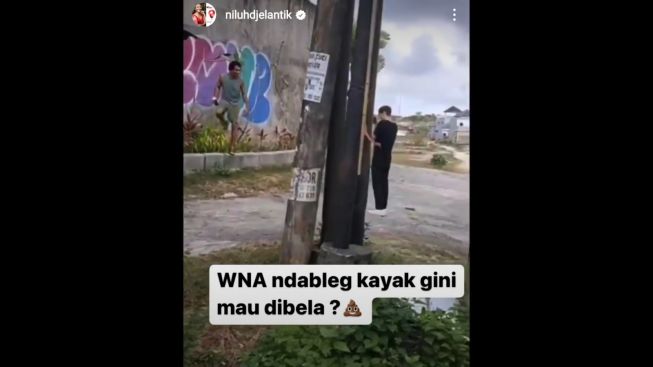 Viral Turis Asing Corat-Coret Tembok di Bali, Netizen : Kok Bule-Bule Pada Berani Seenaknya Sih di Sini ?