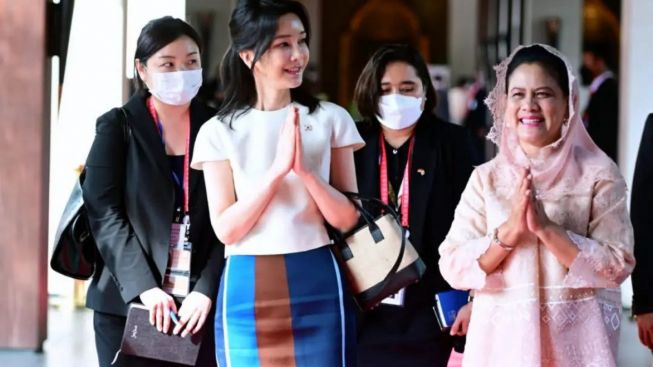 Kinclong Banget Pesona Ibu Negara Korea Selatan Kim Keon Hee di KTT G20 Bali, Usia 50 Tahun Rasa Member Girlband