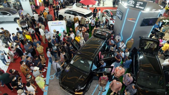 Paling Pecah, Toyota Kijang Innova Zenix Nongol di GIIAS Semarang buat Pengunjung Berdesak-desakan, Kok Bisa?