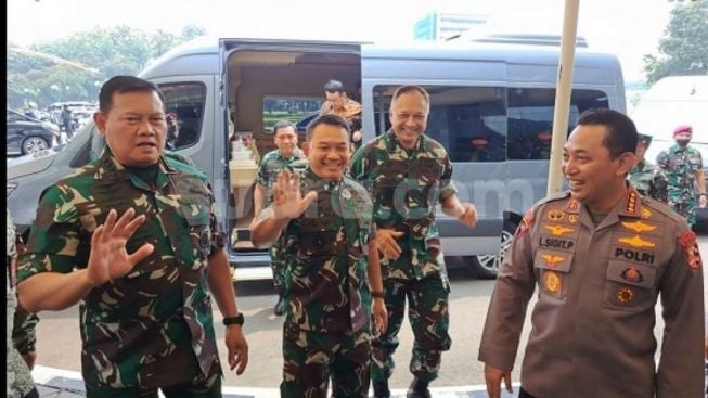 KSAD Dudung Abdurachman Senyum-senyum Dampingi Calon Panglima TNI Yudo Margono, Ikhlas Keputusan Presiden?