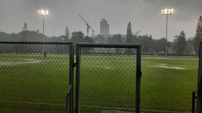 Cuaca Hujan Lebat Latihan Timnas Indonesia Terkendala, Pemain Dibuat Bolak-balik Hotel Stadion