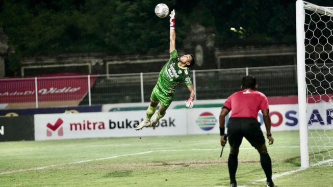 4 Save Teja Paku Alam Bikin Matheus Pato Gigit Kaos, Benteng Persib Bandung di Capolista