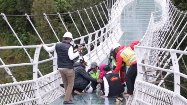 Jembatan Kaca Seruni Point Bromo Makan Korban, Gubernur Khofifah Terpeleset, Publik Tanya SOP Keselamatan: Ngeri-ngeri Sedap