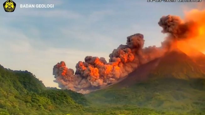 Hari Ini Gunung Merapi Kembali Erupsi, Selasa 14 Maret Pagi Awan Panas 1600 Meter Arah Kali Krasak