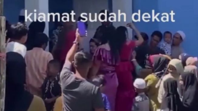 Viral Video Dangdutan di Depan Masjid Bersama 2 Penyanyi Wanita, Netizen Sebut Kiamat Sudah Dekat