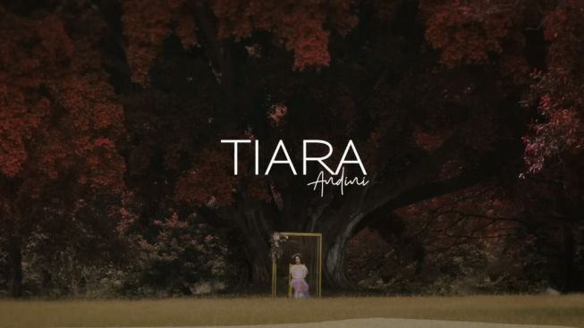 Lirik Lagu Menjadi Dia - Tiara Andini 'Saat Matahari Terbenam, Cintaku Takkan Pernah Tenggelam'
