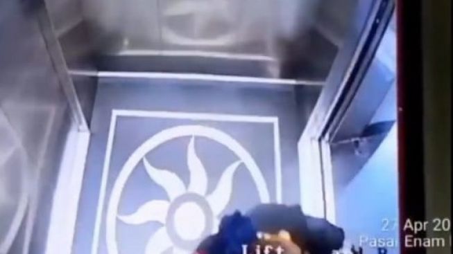 Viral Video Seorang Wanita Terjatuh dari Lift di Bandara Kualanamu, Warga Melaporkan Bau Busuk dari Area Lift