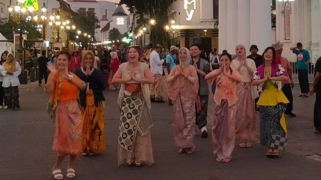 Kerennya Tren Fashion Sarung di Parade Sarungku Gayaku Kota Lama Semarang