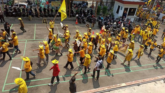 Pakai Caping Golkar Jateng Daftar 120 Bakal Caleg ke KPU, Ingatkan Kesuksesan Pembangunan Pertanian