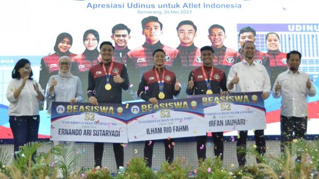 Hadiah Beasiswa S2 Udinus Untuk Pratama Arhan, Irfan Jauhari, Ernando Ari, dan Rio Fahmi