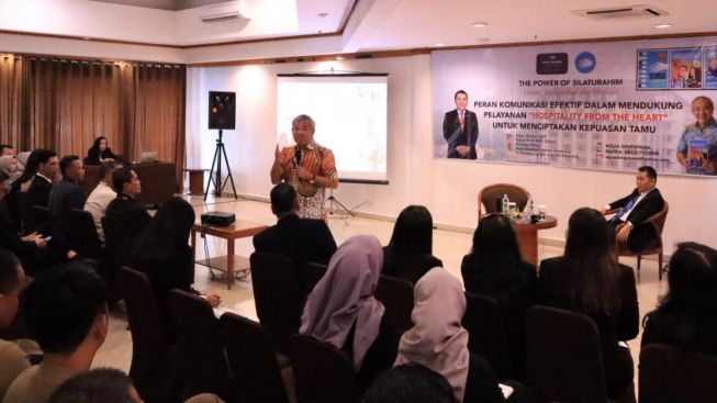 Motivator Dr Aqua Dwipayana di Hotel Santika Premiere Semarang : Komunikasi Efektif Ciptakan Kepuasan Tamu Hotel