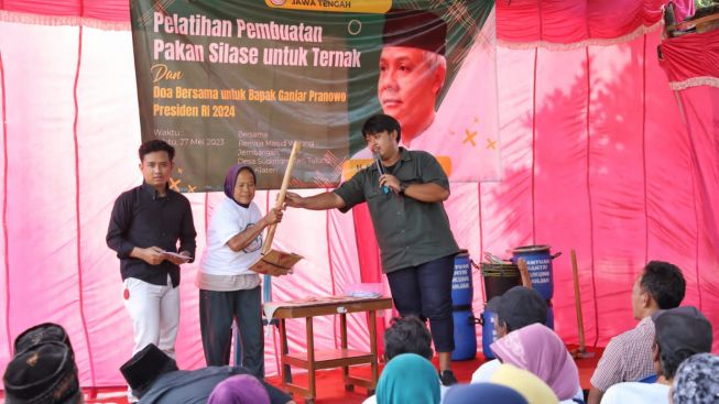 Tingkatkan Kualitas Peternakan, Santri Dukung Ganjar Gelar Pelatihan Pembuatan Pakan Silase di Klaten