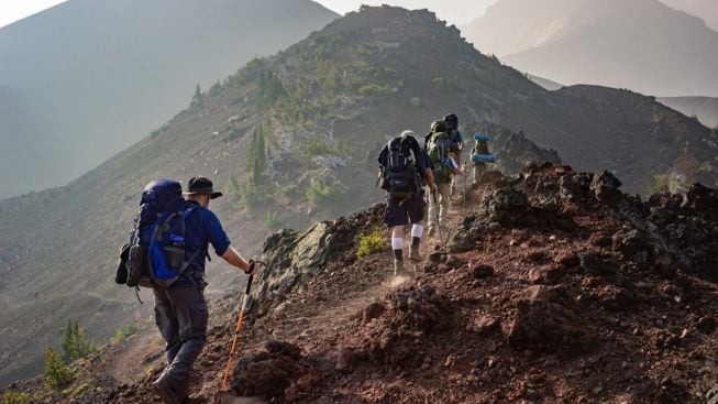 Sejak 1930, 10 Benda Berharga Ini Wajib Dibawa Pendaki Gunung, Jangan cuma Pamer Outfit Ya!