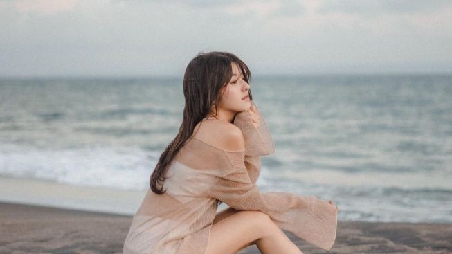 Kecantikan Vonzy Tak Ada Lawan, Duduk di Pinggir Pantai, Netizen: Pengen Jadi Batu